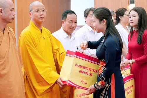 Phú Thọ: Biểu dương chức sắc, chức việc tôn giáo và người có uy tín