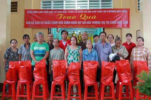Chùa Đức Lâm (P.Bảy Hiền, TP.HCM) trao 400 phần quà đến người khó khăn