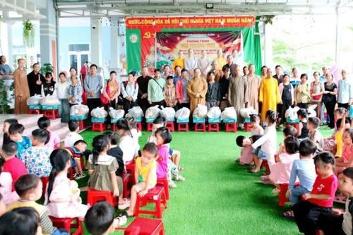 Đà Nẵng: Phân ban Phật tử Dân tộc, chùa Ngọc Sơn tặng quà trung thu đến vùng đồng bào dân tộc miền núi