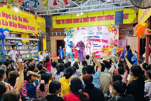 Ban Từ thiện xã hội Phật giáo tỉnh Vĩnh Long tặng 1.000 phần quà trung thu cho thiếu nhi