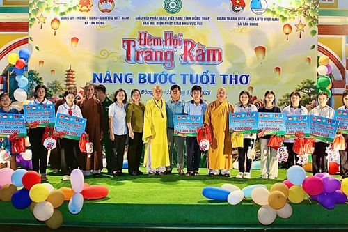 Đồng Tháp: Chùa Liên Hoa và Tân Phước tổ chức tặng quà trung thu đến các em thiếu nhi
