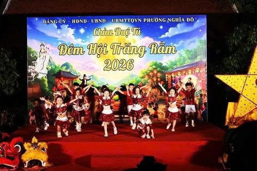 Hà Nội: Rộn ràng Đêm hội trăng rằm tại chùa Duệ Tú