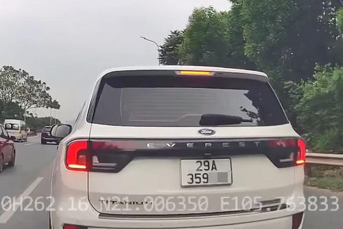 Tài xế vượt làn khẩn cấp, chặn xe khác trên Đại lộ Thăng Long bị phạt 23 triệu đồng