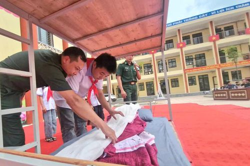 Xúc động tiết học đặc biệt ở trường nội trú liên cấp nơi biên giới Xứ Lạng