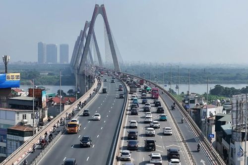 Hà Nội: Cầu Nhật Tân có thêm biển báo giữ khoảng cách an toàn, vạch kẻ chia cự ly