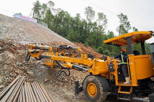 Mở thành công cửa hầm đầu tiên của tuyến cao tốc Vinh - Thanh Thủy