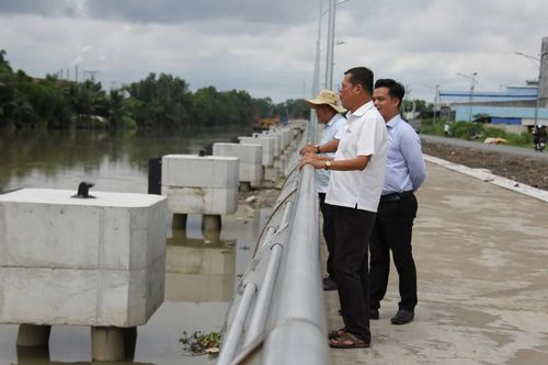 Đồng Tháp: Bờ kè cảng cá Vàm Láng tăng tốc về đích sớm