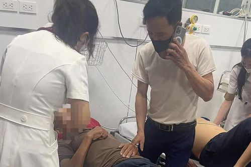 CSGT Nghệ An mở đường đưa cụ ông bị thương nặng do rơi từ tầng 2 xuống đi cấp cứu