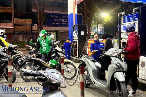 Xăng E10 lên hơn 27.000 đồng/lít