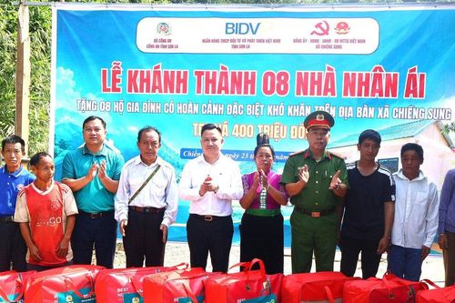 Sơn La bàn giao 8 Nhà nhân ái cho các hộ gia đình khó khăn