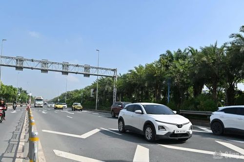 Lắp biển báo, vạch sơn cảnh báo khoảng cách phương tiện trên cầu Nhật Tân