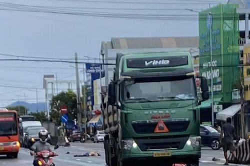 Chạy xe máy cắt ngang xe đầu kéo ở ngã ba, một phụ nữ tử vong