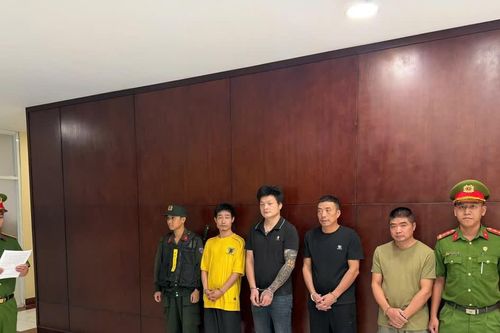 Khởi tố 4 người nước ngoài vận chuyển gần 18.000 bao thuốc lá lậu