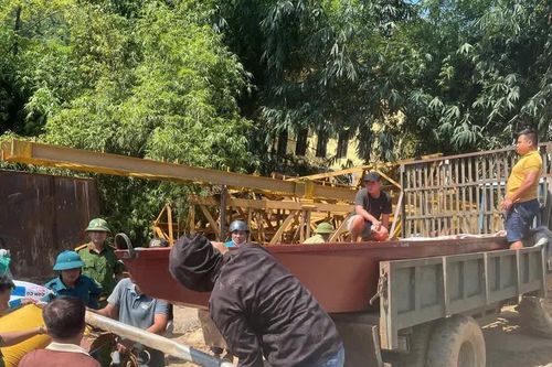Công an xã hỗ trợ thuyền dân sinh cho người dân bản Cốc Tạt