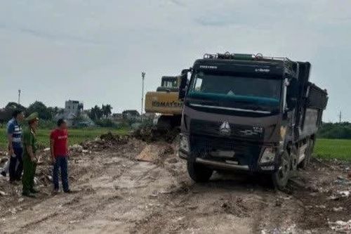 Khởi tố đối tượng tổ chức đổ trái phép hơn 4.500 tấn chất thải xây dựng