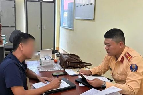Xử phạt tài xế vượt xe nguy hiểm trên Quốc lộ 6
