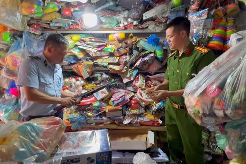 Thu giữ hàng trăm sản phẩm đồ chơi bạo lực