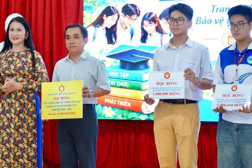 Hội Khuyến học Lâm Đồng phối hợp trao 83 suất học bổng, tuyên truyền an ninh mạng cho học sinh