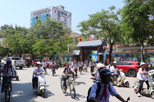 Cổng trường giờ cao điểm - Nỗi lo mất an toàn giao thông hiện hữu