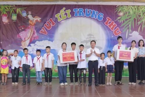 Phó Chủ tịch HĐND tỉnh Lã Hoài Nam tham dự Tết Trung thu tại Trường Phổ thông nội trú Tiểu học và THCS Quang Hán