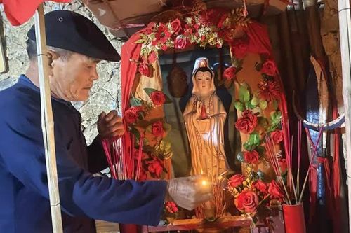 Độc đáo tục rước 'bà tiên' về thờ tại gia đình ở Bản Chu