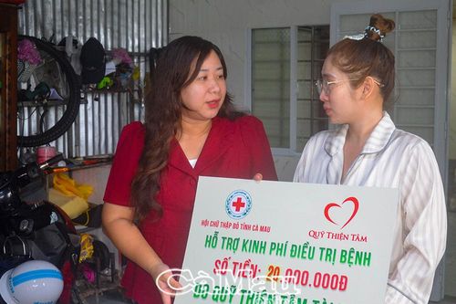 Trao tiền hỗ trợ các gia đình bệnh nhân có hoàn cảnh khó khăn tại Sông Đốc