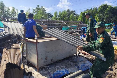 Hỗ trợ kịp thời hộ dân bị lốc xoáy làm sập nhà