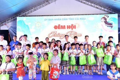 Hơn 500 thiếu nhi rộn ràng trong 'Đêm hội trăng rằm' tại Quảng trường Hùng Vương