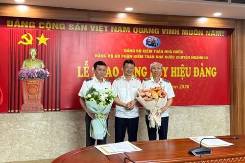 Trao tặng Huy hiệu 35 năm, 30 năm tuổi Đảng cho đảng viên của Đảng bộ bộ phận Kiểm toán nhà nước chuyên ngành III