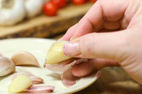 Bóc cả bát tỏi không cần ngồi cặm cụi cả buổi, thử 4 mẹo này vỏ bong nhanh, tay đỡ ám mùi
