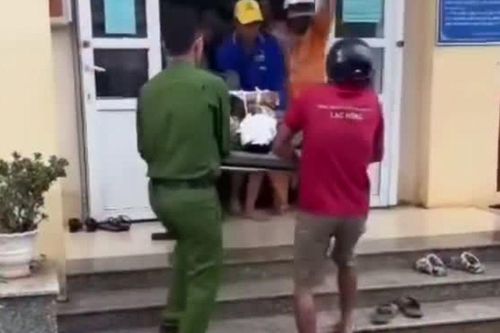 Kịp thời mở đường, cứu người phụ nữ bị bồn nước rơi trúng