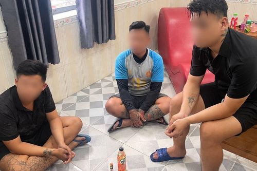 Kiểm tra phòng 205 trong nhà nghỉ ở Đồng Nai, công an phát hiện 3 thanh niên xăm trổ có biểu hiện bất thường