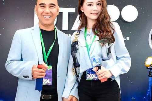 Con gái út MC Quyền Linh vừa tròn 18 tuổi đã cao hơn bố, nam MC đứng cạnh ái nữ liền hài hước gọi là 'em gái'