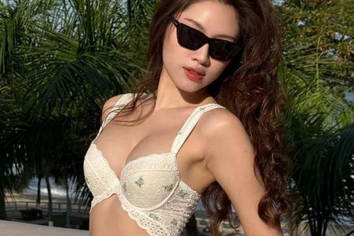 Nhan sắc 'MC 3.000 chữ' có đôi chân dài 1,1m, tuổi 30 vẫn độc thân, mua nhà 7 tỷ không cần trả góp