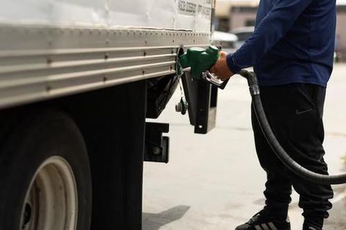 Dầu thô quanh 100 USD/thùng, giá diesel thế giới lại nóng lên mức kỷ lục