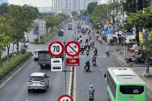 3 lỗi tài xế ô tô rất dễ mắc khi lái xe vào khu đông dân cư, có lỗi bị phạt tới 14 triệu đồng