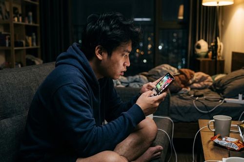 Quen video ngắn: Xem phim phải tua x2, làm việc vài phút lại lướt điện thoại