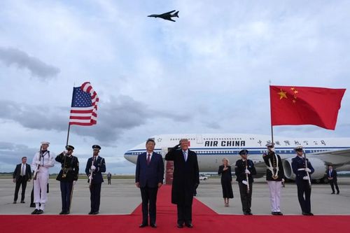 Tổng thống Trump ra tận đường băng đón Chủ tịch Trung Quốc Tập Cận Bình