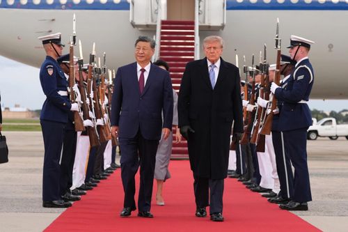 Tổng thống Trump ra tận đường băng đón Chủ tịch Trung Quốc Tập Cận Bình