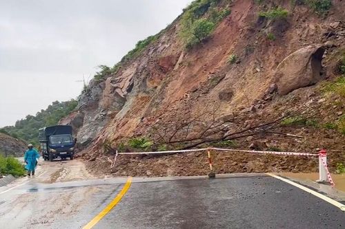 Nhiều khu vực ở Lâm Đồng ngập cục bộ, sạt lở