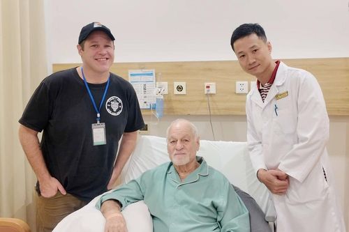 Người đàn ông Mỹ bay nửa vòng trái đất sang Việt Nam thay khớp gối