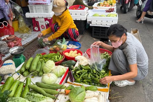 Mưa lớn kéo dài, nguồn cung sụt giảm, giá rau tại chợ dân sinh ở TP.HCM tăng vọt
