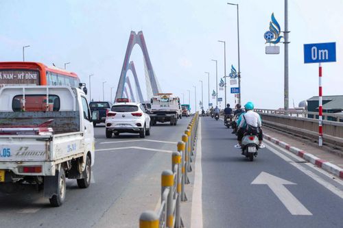 Hà Nội thí điểm giảm tốc độ, duy trì khoảng cách an toàn trên cầu Nhật Tân