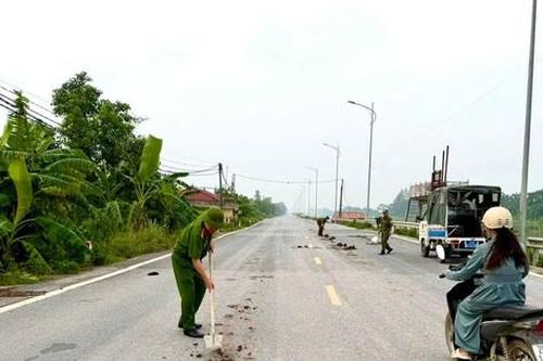 Công an xã Ứng Thiên kịp thời dọn dẹp bùn đất rơi vãi trên tỉnh lộ 429C