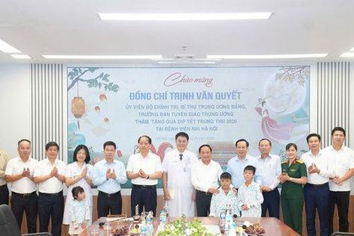 Trưởng ban Tuyên giáo Trung ương Trịnh Văn Quyết thăm các bệnh nhi nhân dịp Tết Trung thu