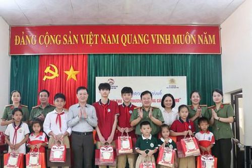 Xã Sóc Sơn: 24 phần quà Trung thu gửi tặng trẻ em có hoàn cảnh khó khăn