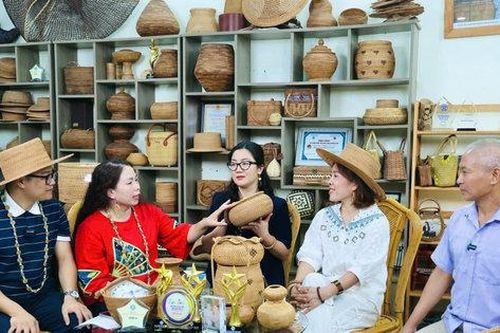 Hà Nội: Livestream quảng bá sản phẩm làng nghề, thúc đẩy tăng trưởng kinh tế
