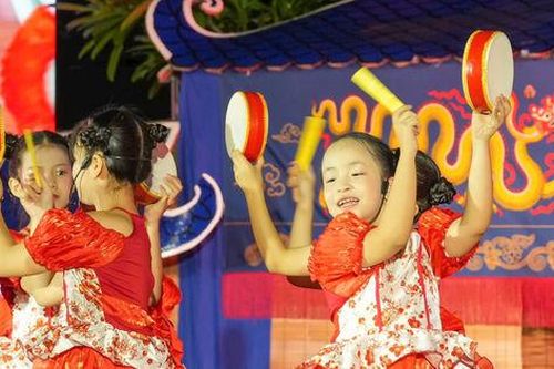 Trung thu rộn ràng, trao gửi yêu thương đến trẻ thơ tại phường Tây Hồ