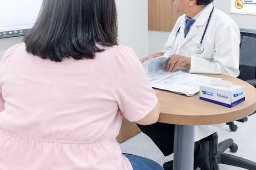 Cô gái 21 tuổi bị rối loạn ăn uống, trầm cảm vì không kiểm soát được cân nặng