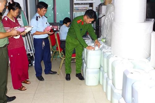 Ninh Bình: Triệt phá cơ sở bán gần 1.800 lít rượu không rõ nguồn gốc qua TikTok Shop